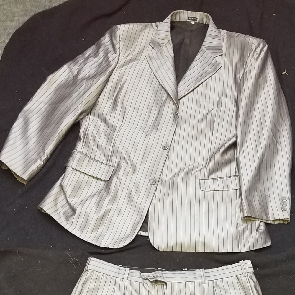 Pronto uomo three peice suit